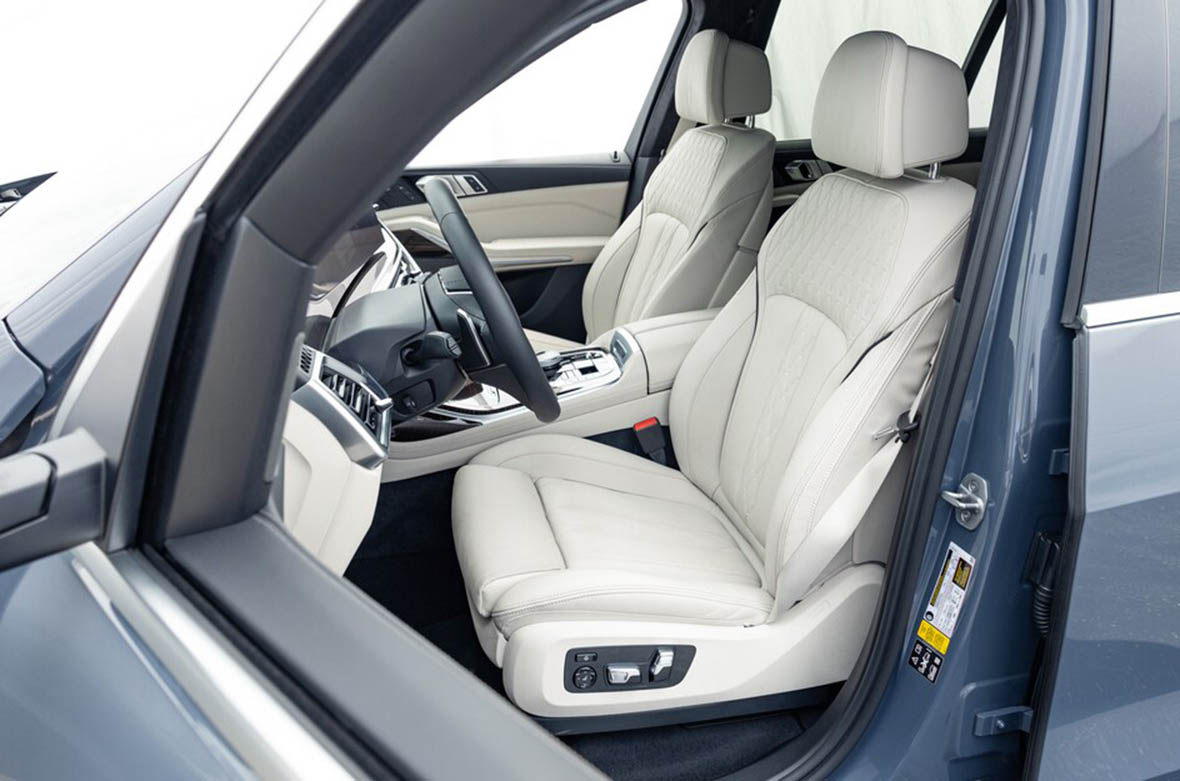 2023-BMW-X7-xDrive40i-front-seats.jpg