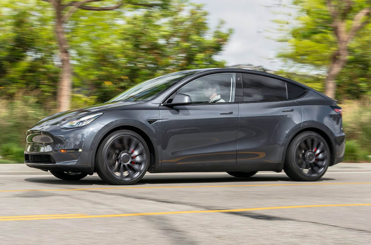 2020-Tesla-Model-Y-Dual-Motor-Performance-AWD-side-in-motion-2.jpg